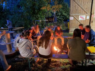 Die Jugend auf der Lounge mit Feuerschale an der Pfarrscheune