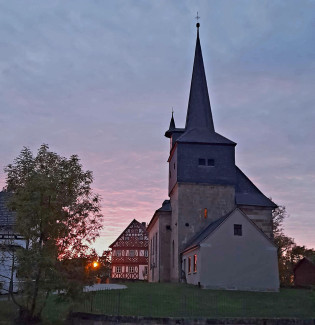 Kirche Pfarrhaus Gärtenroth in der Dämmerung