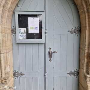 Kirchentür mit Schaukasten